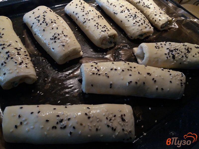 Фото приготовление рецепта: Пирожки из слоено-дрожжевого теста с луком пореем шпинатом и копченым лососем шаг №11
