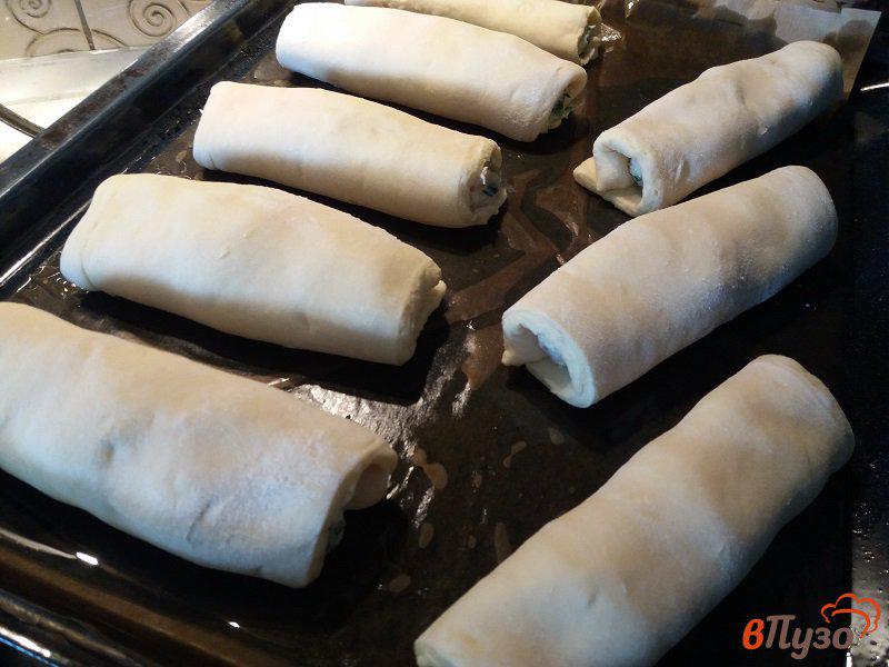 Фото приготовление рецепта: Пирожки из слоено-дрожжевого теста с луком пореем шпинатом и копченым лососем шаг №10