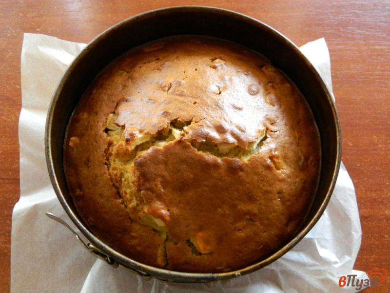 Фото приготовление рецепта: Пирог с яблоками на простокваше шаг №8