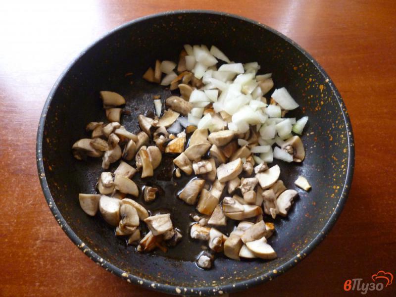 Фото приготовление рецепта: Курица с грибами в сметане шаг №2