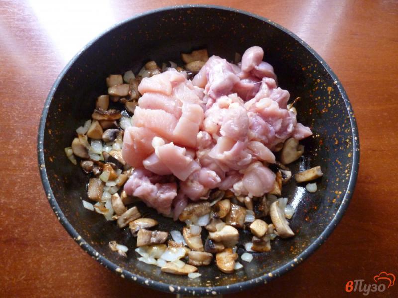 Фото приготовление рецепта: Курица с грибами в сметане шаг №3