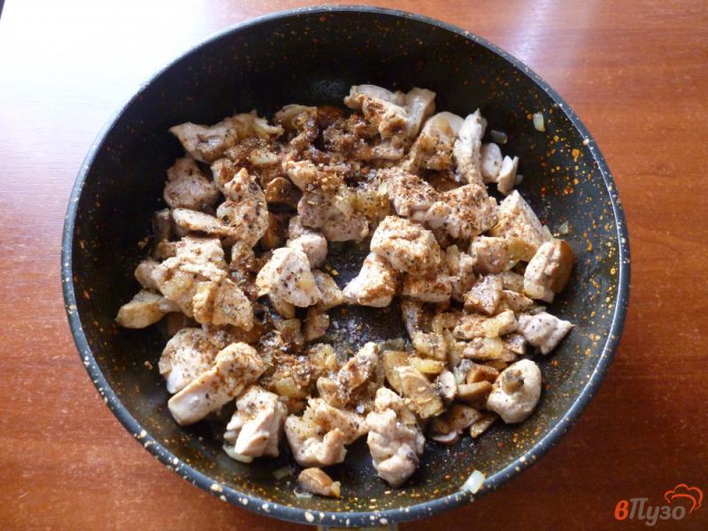 Фото приготовление рецепта: Курица с грибами в сметане шаг №4