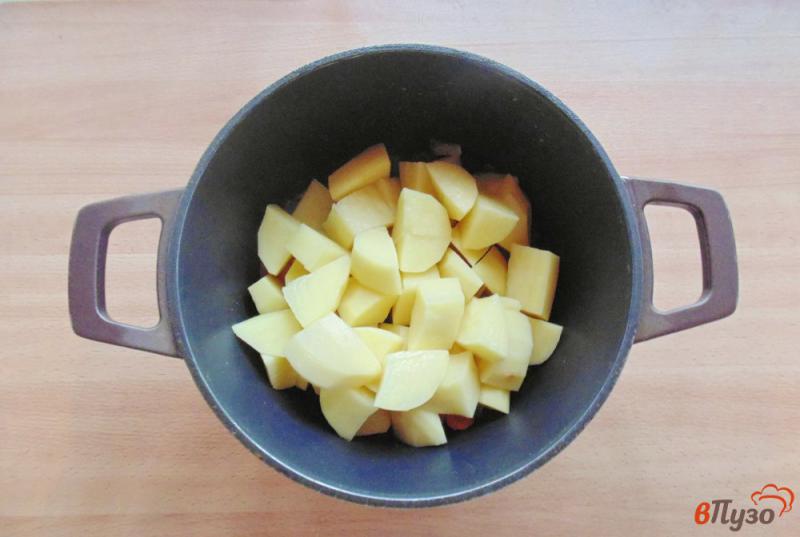 Фото приготовление рецепта: Куриное филе с баклажанами и кабачками в соусе шаг №2
