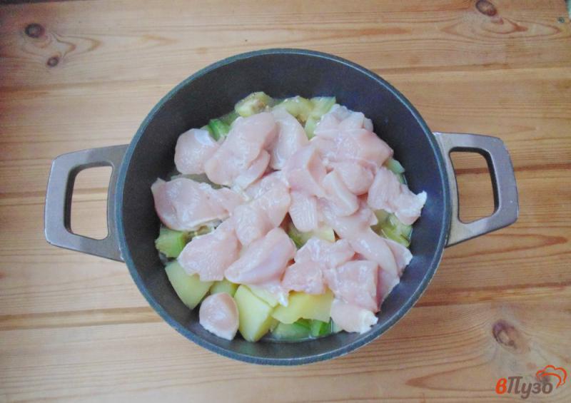 Фото приготовление рецепта: Куриное филе с баклажанами и кабачками в соусе шаг №4