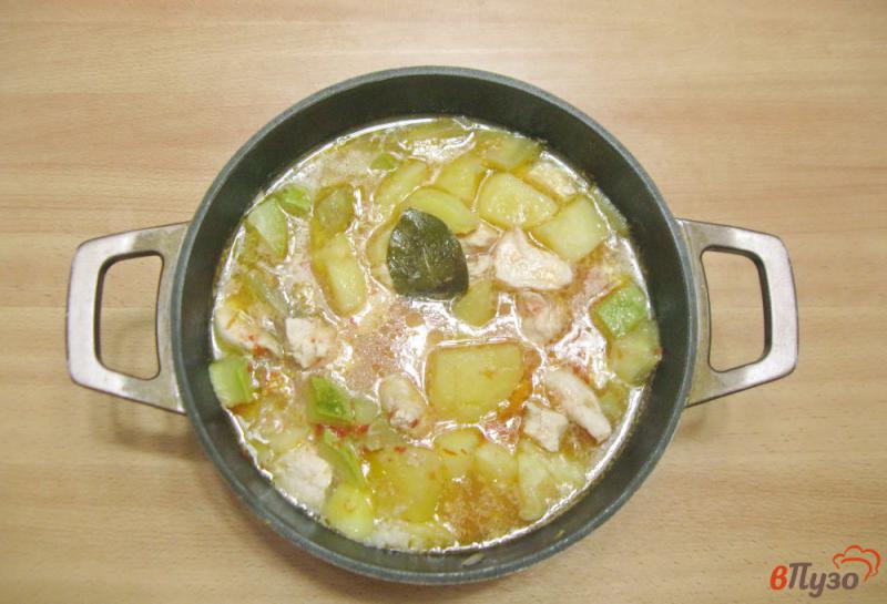 Фото приготовление рецепта: Куриное филе с баклажанами и кабачками в соусе шаг №6