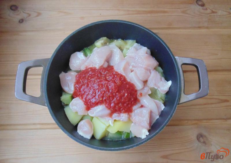 Фото приготовление рецепта: Куриное филе с баклажанами и кабачками в соусе шаг №5