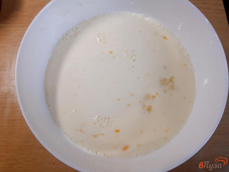 Фото приготовление рецепта: Блины на молоке с фетой и огурцами шаг №2