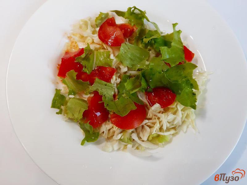 Фото приготовление рецепта: Салат овощной с сухариками шаг №5