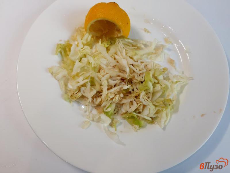 Фото приготовление рецепта: Салат овощной с сухариками шаг №3