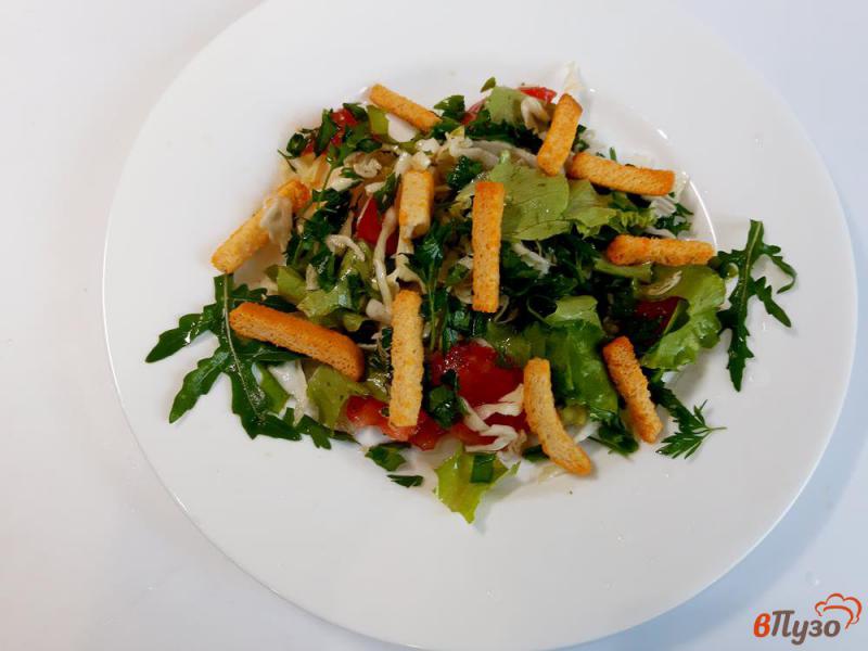 Фото приготовление рецепта: Салат овощной с сухариками шаг №7