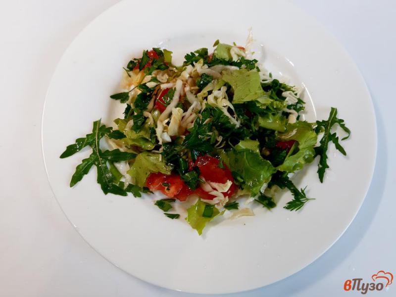 Фото приготовление рецепта: Салат овощной с сухариками шаг №6