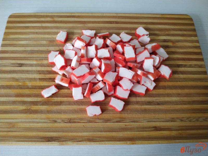 Фото приготовление рецепта: Салат из крабовых палочек с апельсином шаг №1
