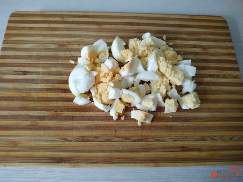 Фото приготовление рецепта: Салат из крабовых палочек с апельсином шаг №2