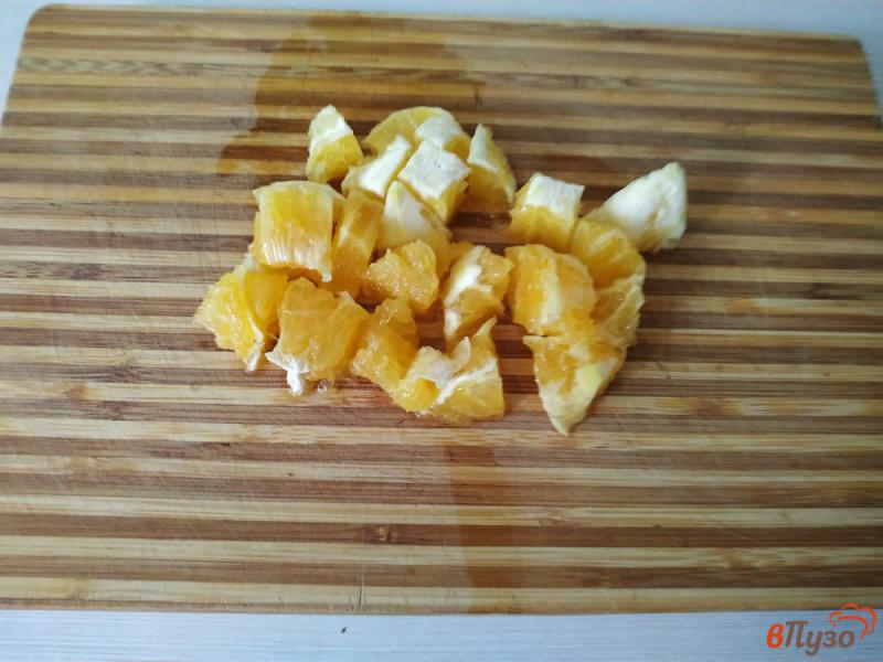 Фото приготовление рецепта: Салат из крабовых палочек с апельсином шаг №3