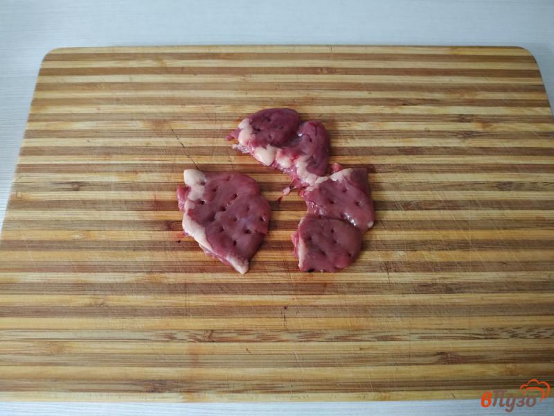 Фото приготовление рецепта: Отбивные из куриных сердечек шаг №3