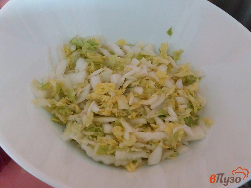 Фото приготовление рецепта: Салат с консервированным тунцом и овощами шаг №2