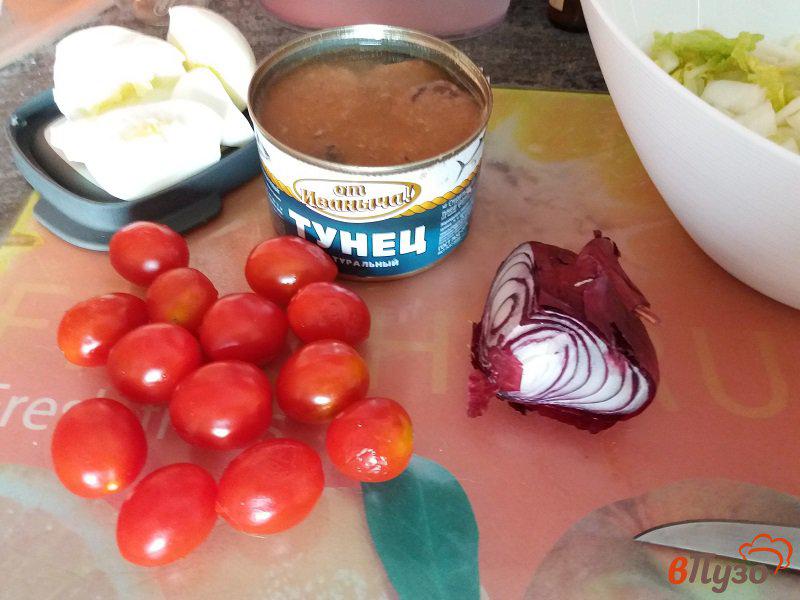 Фото приготовление рецепта: Салат с консервированным тунцом и овощами шаг №3