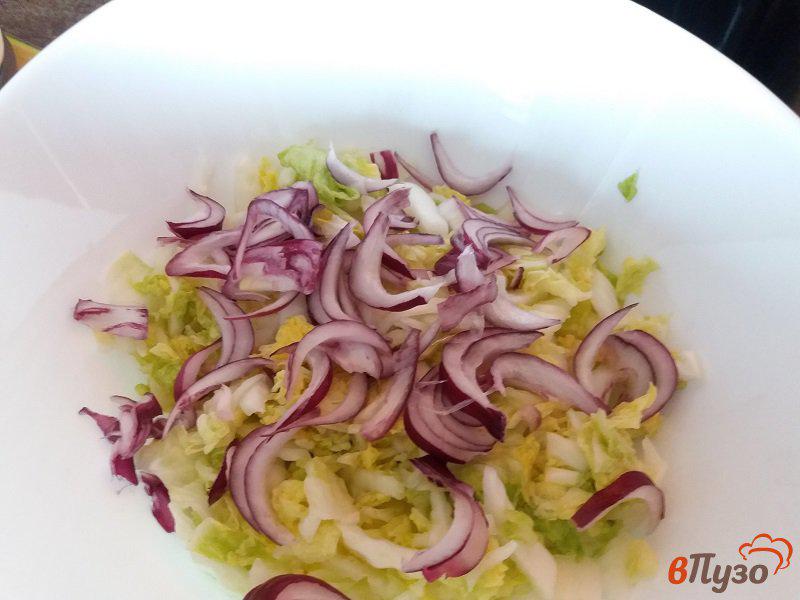 Фото приготовление рецепта: Салат с консервированным тунцом и овощами шаг №4