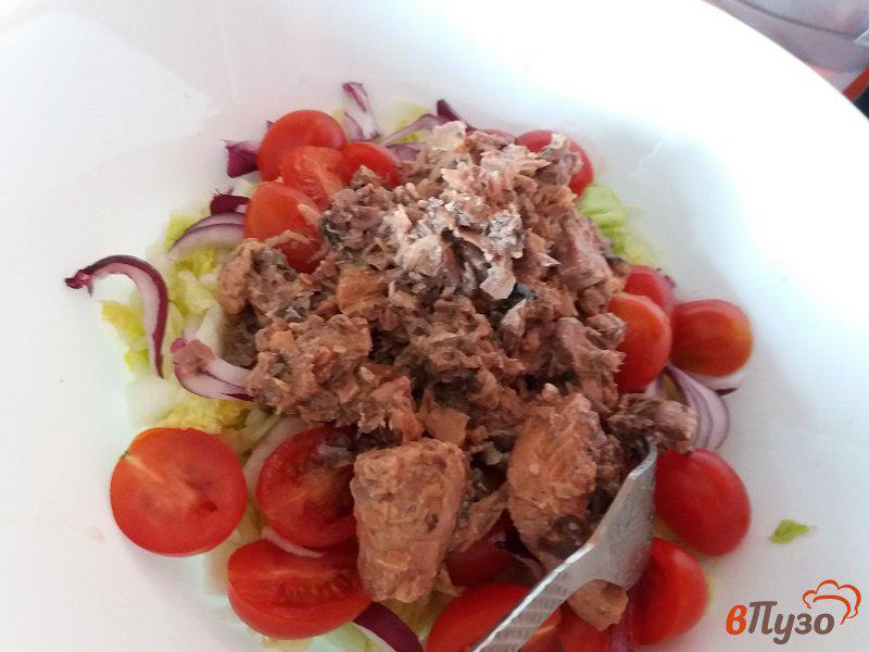 Фото приготовление рецепта: Салат с консервированным тунцом и овощами шаг №6