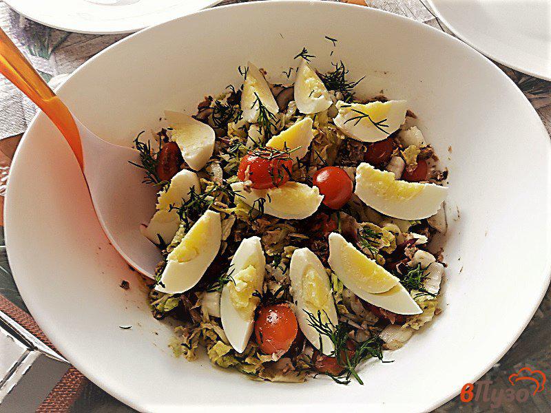 Фото приготовление рецепта: Салат с консервированным тунцом и овощами шаг №7