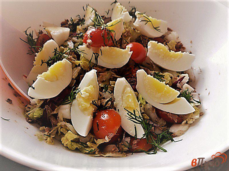 Фото приготовление рецепта: Салат с консервированным тунцом и овощами шаг №8