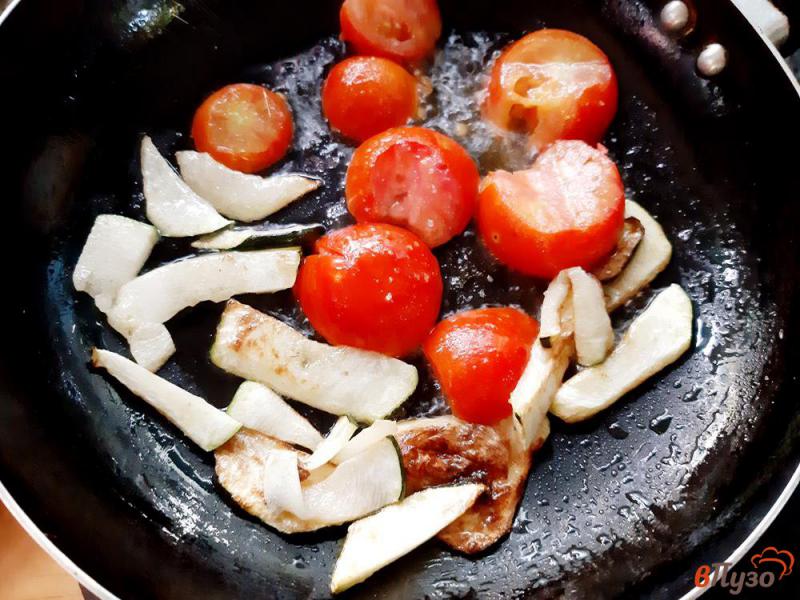 Фото приготовление рецепта: Спаржевая фасоль с цуккини и помидорами под моцареллой шаг №4