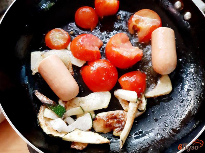 Фото приготовление рецепта: Спаржевая фасоль с цуккини и помидорами под моцареллой шаг №5