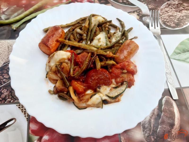 Фото приготовление рецепта: Спаржевая фасоль с цуккини и помидорами под моцареллой шаг №10