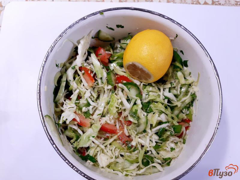 Фото приготовление рецепта: Салат овощной с капустой шаг №5