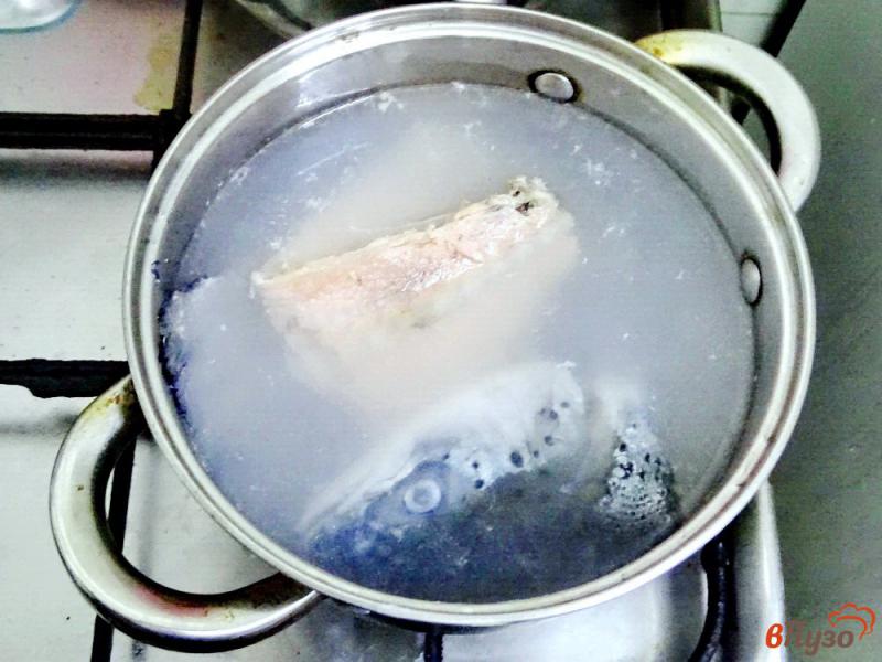 Фото приготовление рецепта: Суп рыбный с пшеном шаг №4