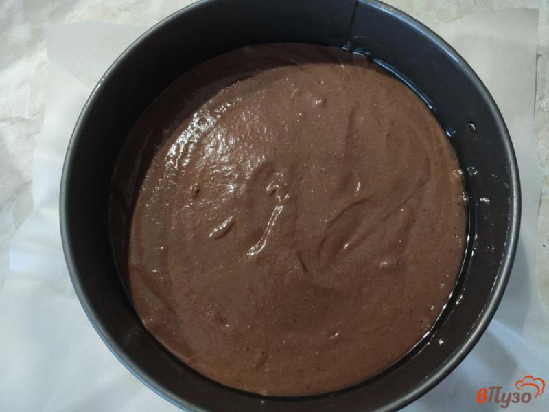 Фото приготовление рецепта: Шоколадный пирог со сливами шаг №4