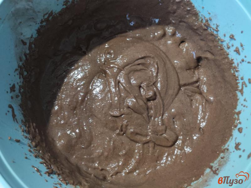 Фото приготовление рецепта: Шоколадный пирог со сливами шаг №2