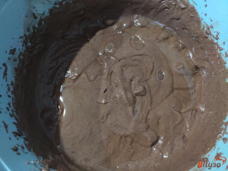 Фото приготовление рецепта: Шоколадный пирог со сливами шаг №3