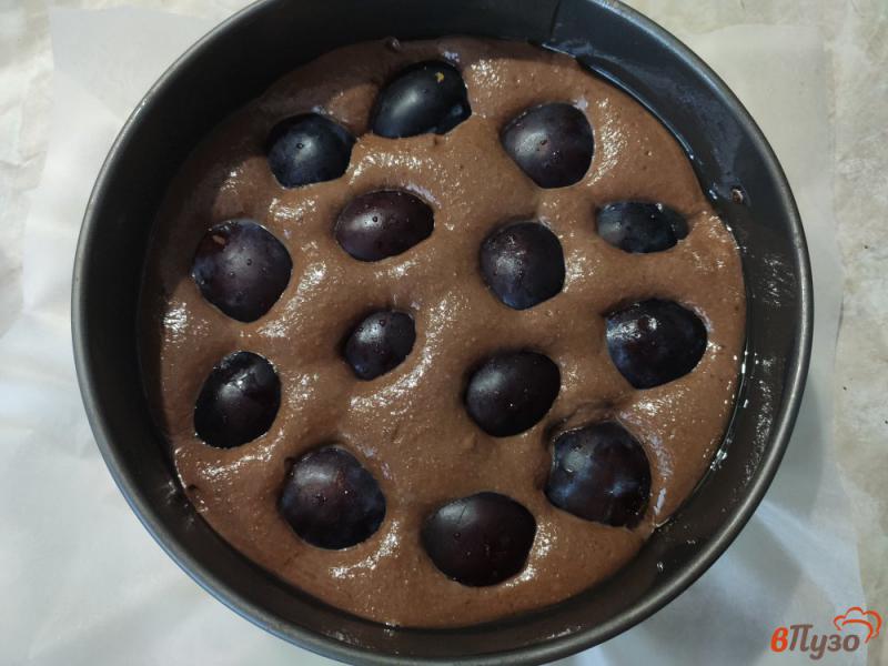 Фото приготовление рецепта: Шоколадный пирог со сливами шаг №5