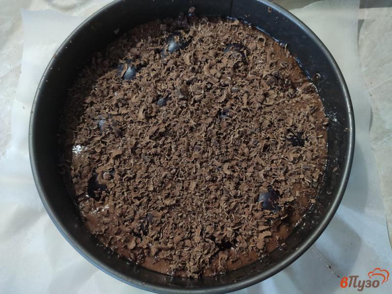Фото приготовление рецепта: Шоколадный пирог со сливами шаг №6