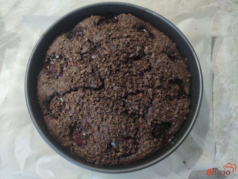 Фото приготовление рецепта: Шоколадный пирог со сливами шаг №7