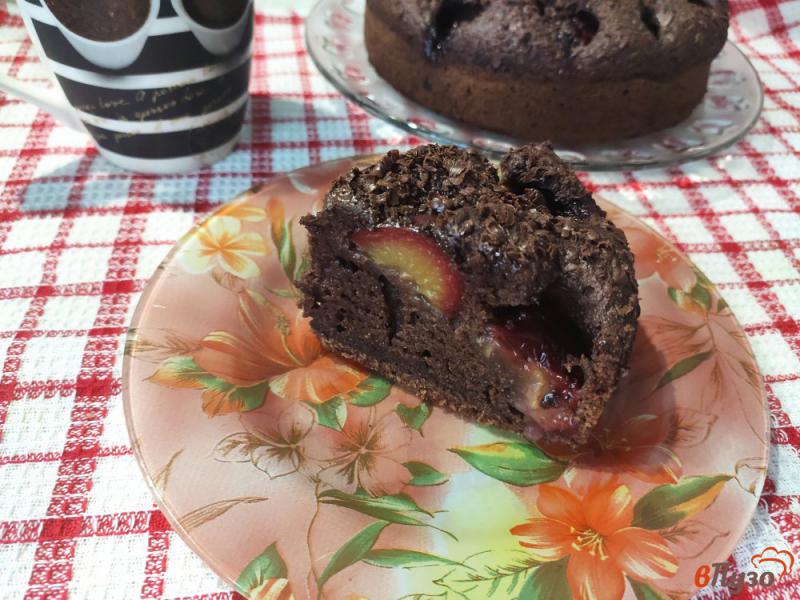 Фото приготовление рецепта: Шоколадный пирог со сливами шаг №8