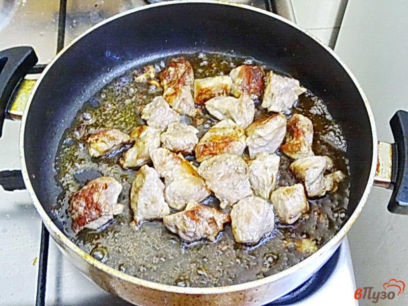 Фото приготовление рецепта: Свинина тушёная с луком шаг №5