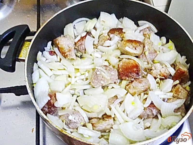 Фото приготовление рецепта: Свинина тушёная с луком шаг №6