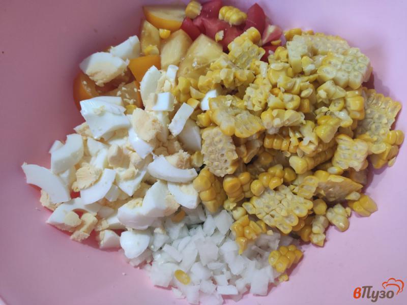 Фото приготовление рецепта: Овощной салат с отварной кукурузой и яйцами шаг №6