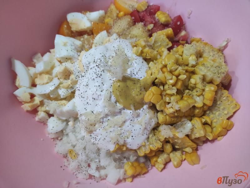 Фото приготовление рецепта: Овощной салат с отварной кукурузой и яйцами шаг №7