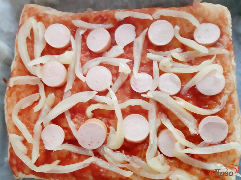 Фото приготовление рецепта: Пицца из слоеного теста с сосисками и перцем шаг №9