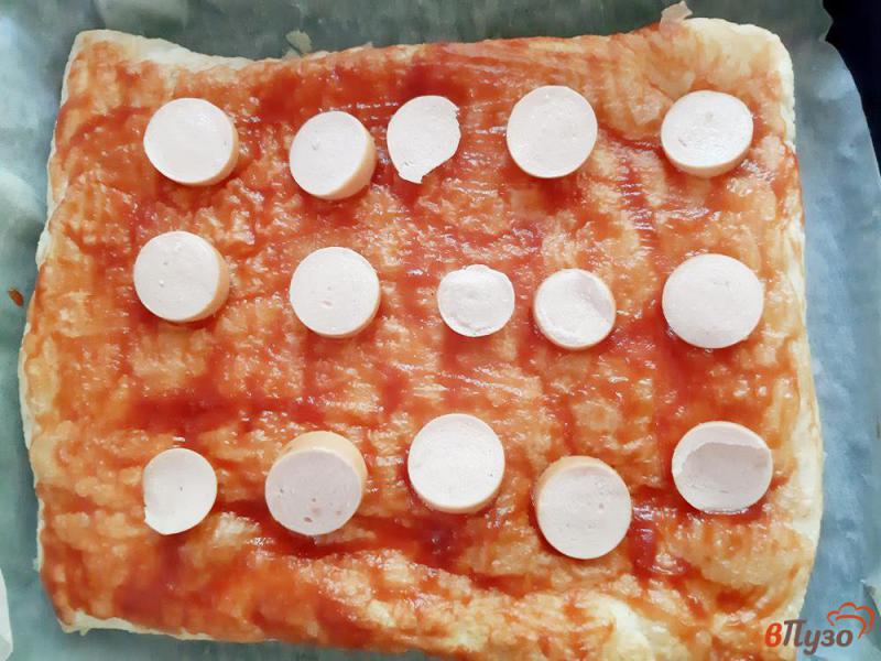 Фото приготовление рецепта: Пицца из слоеного теста с сосисками и перцем шаг №8