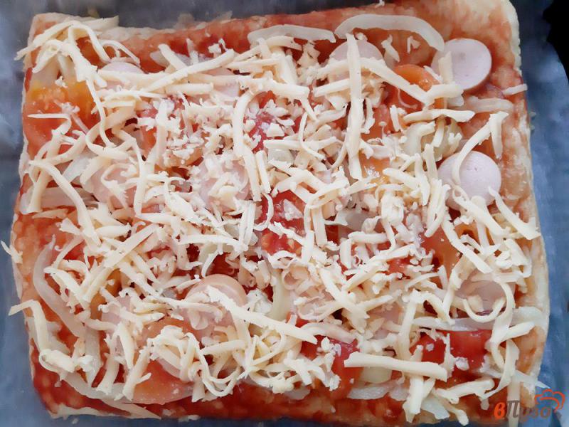 Фото приготовление рецепта: Пицца из слоеного теста с сосисками и перцем шаг №11