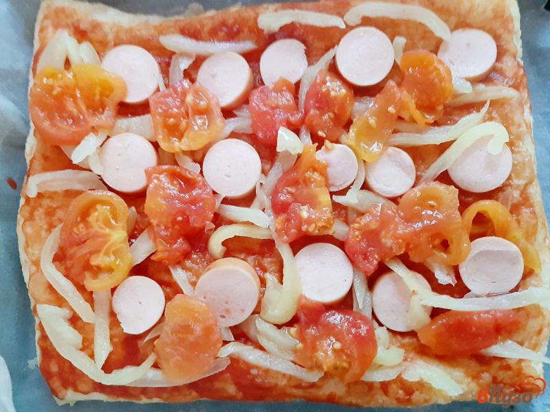 Фото приготовление рецепта: Пицца из слоеного теста с сосисками и перцем шаг №10