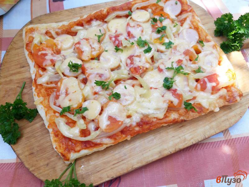 Фото приготовление рецепта: Пицца из слоеного теста с сосисками и перцем шаг №13