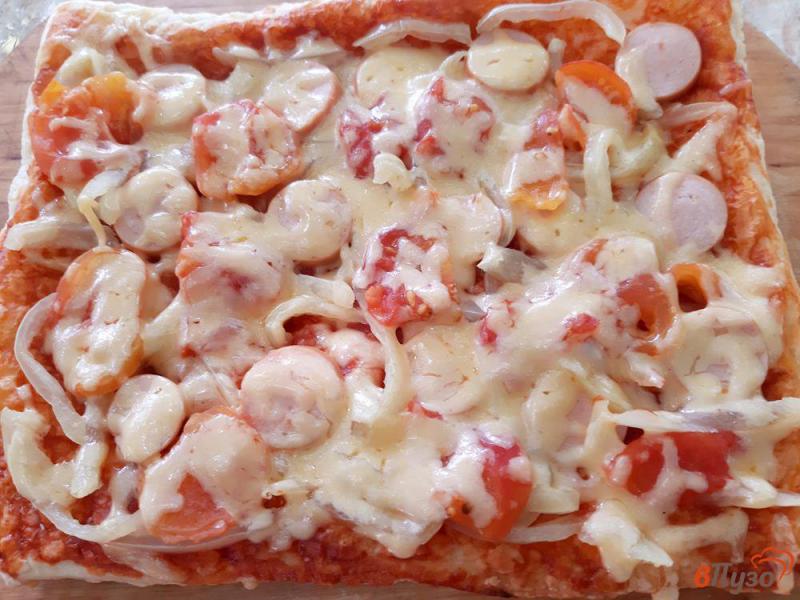 Фото приготовление рецепта: Пицца из слоеного теста с сосисками и перцем шаг №12