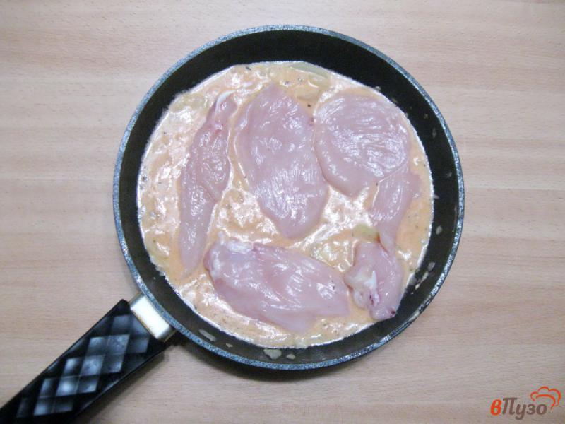 Фото приготовление рецепта: Куриная грудка с кабачками в соусе шаг №6