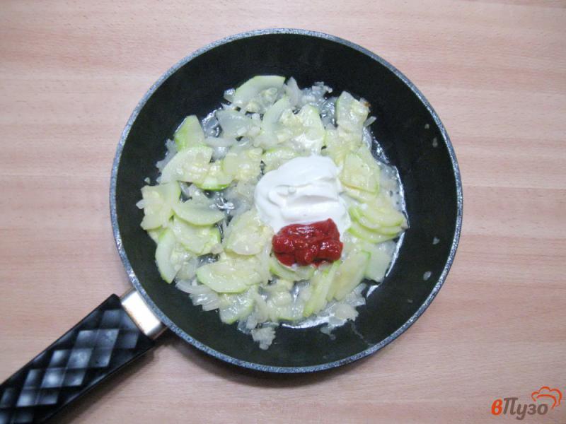 Фото приготовление рецепта: Куриная грудка с кабачками в соусе шаг №3