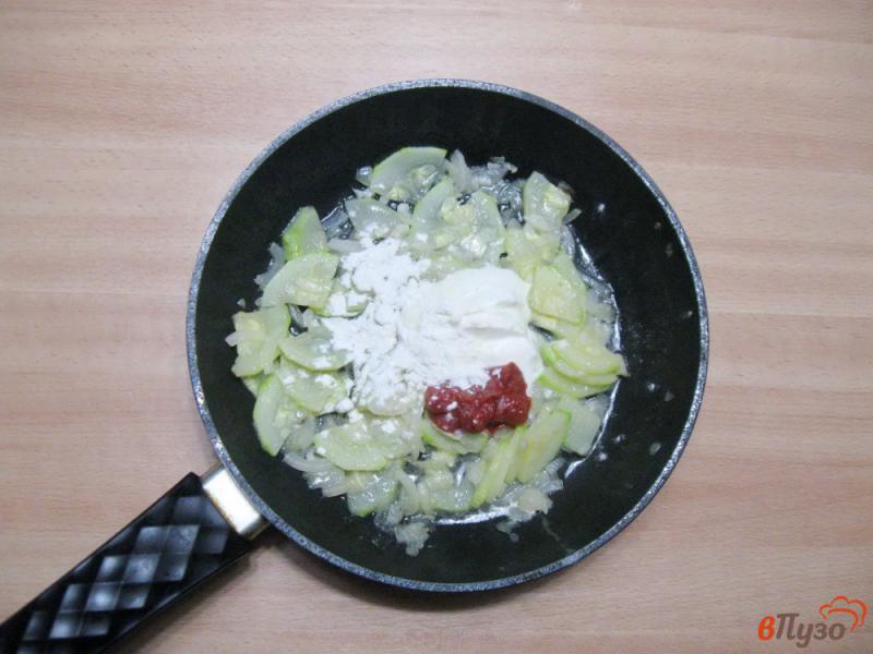 Фото приготовление рецепта: Куриная грудка с кабачками в соусе шаг №4